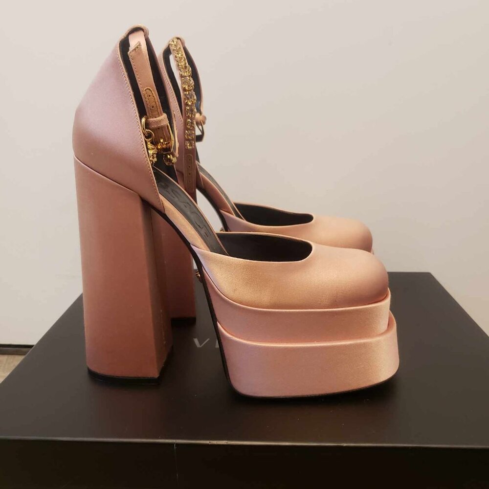 ❌SOLD❌VERSACE Medusa Aevitas platform pumps